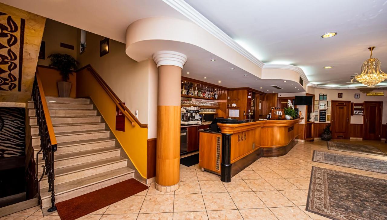Hotel Villa Classica Pápa Dış mekan fotoğraf