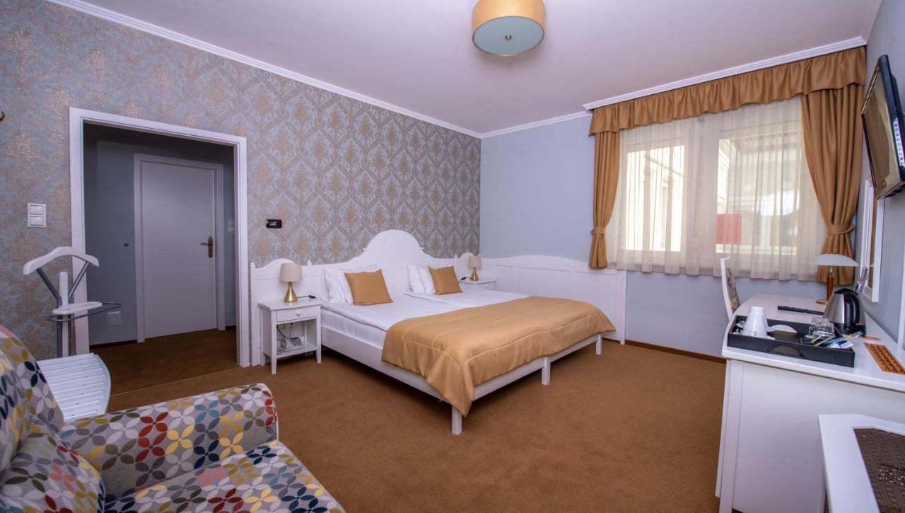 Hotel Villa Classica Pápa Dış mekan fotoğraf
