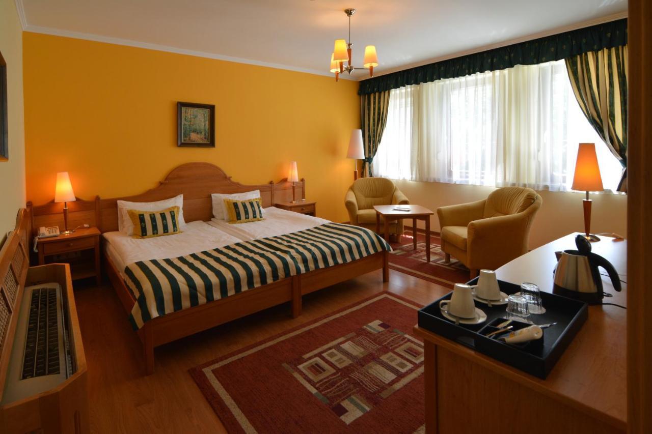 Hotel Villa Classica Pápa Dış mekan fotoğraf